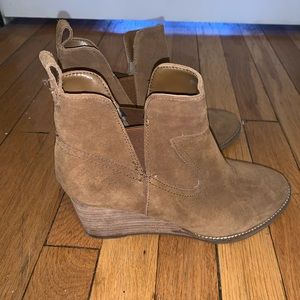 Blondo dark tan suede wedge booties